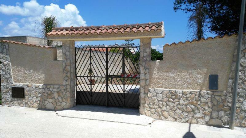 Вілла Casa Vacanze Mediterraneo Тре-Фонтане Екстер'єр фото